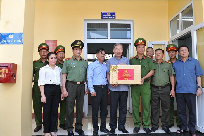 Vụ tấn công trụ sở xã ở Đắk Lắk: Đại tướng Tô Lâm thăm hỏi gia đình các liệt sĩ - Ảnh 4.