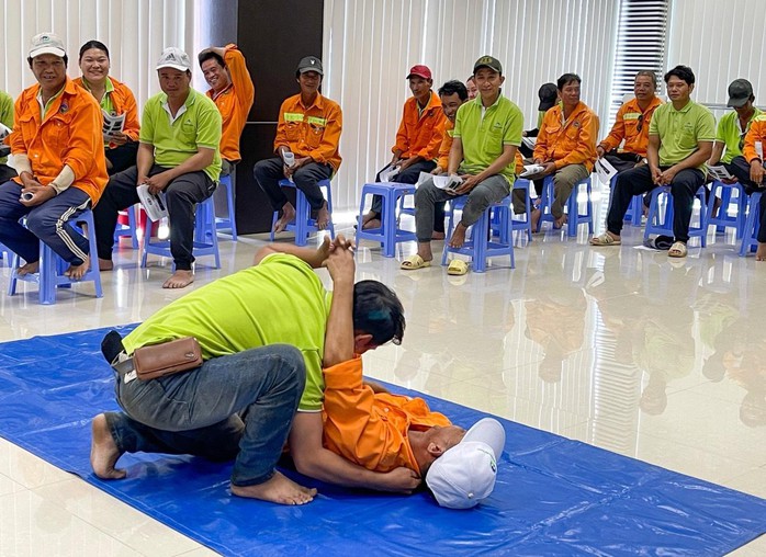 Thú vị buổi tập huấn kỹ năng sơ cấp cứu cho người lao động tại VWS - Ảnh 3.