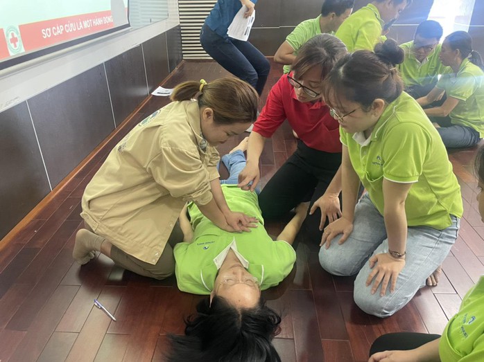 Thú vị buổi tập huấn kỹ năng sơ cấp cứu cho người lao động tại VWS - Ảnh 5.