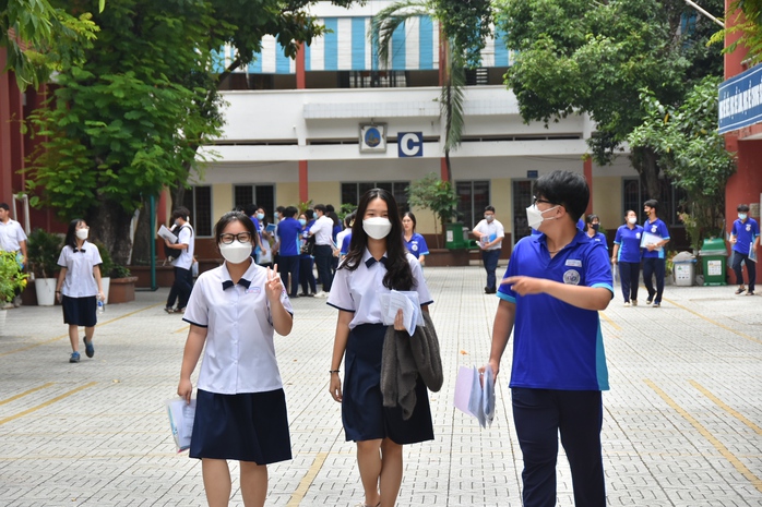 Giám đốc Sở GD-ĐT TP HCM: Nếu quên giấy tờ, thí sinh không cần về lấy- Ảnh 1. Giám đốc Sở GD-ĐT TP HCM: Nếu quên giấy tờ, thí sinh không cần về lấy- Ảnh 1.