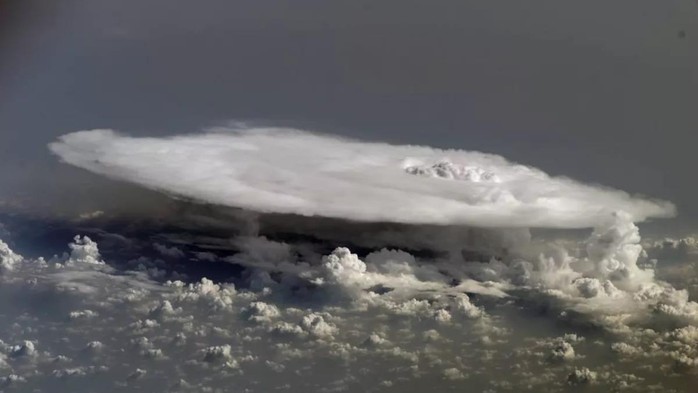 NASA tiếp cận “đĩa bay băng” ẩn nấp trên bầu trời Trái Đất - Ảnh 1.