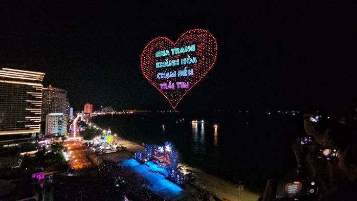 CLIP: Trình diễn ánh sáng khai mạc Festival biển Nha Trang - Khánh Hòa - Ảnh 8.