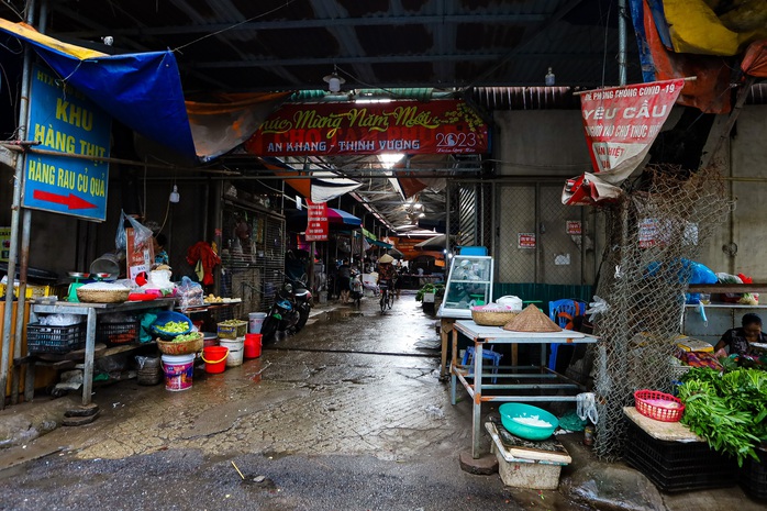 CLIP: Cận cảnh khu chợ dân sinh bỏ hoang hơn 7 năm ở Hà Nội - Ảnh 13.