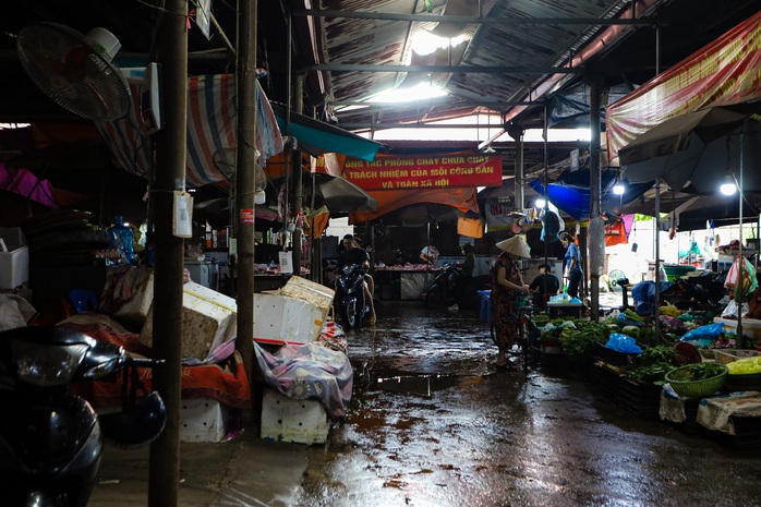 CLIP: Cận cảnh khu chợ dân sinh bỏ hoang hơn 7 năm ở Hà Nội - Ảnh 14.