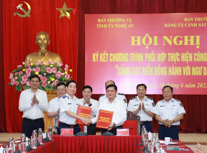 Cảnh sát biển Việt Nam đồng hành cùng ngư dân Nghệ An - Ảnh 1.
