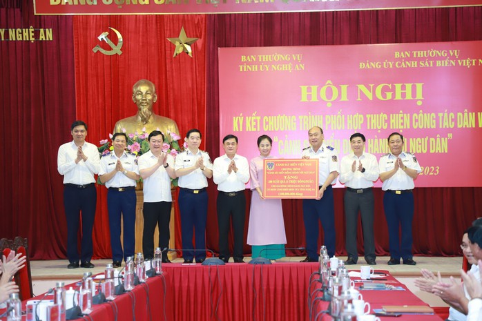 Cảnh sát biển Việt Nam đồng hành cùng ngư dân Nghệ An - Ảnh 4.