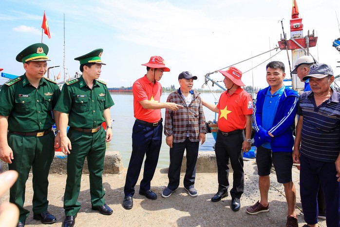 Trao 20.000 lá cờ Tổ quốc cho tỉnh Thanh Hóa - Ảnh 1.