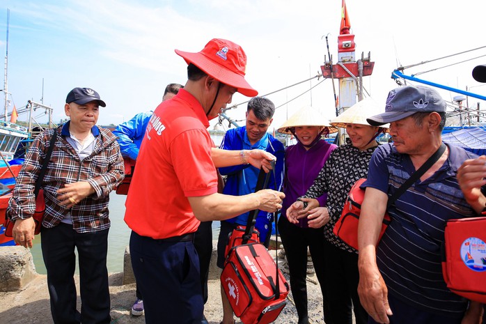 Trao tặng 20.000 lá cờ Tổ quốc tại Thanh Hoá - Ảnh 13.