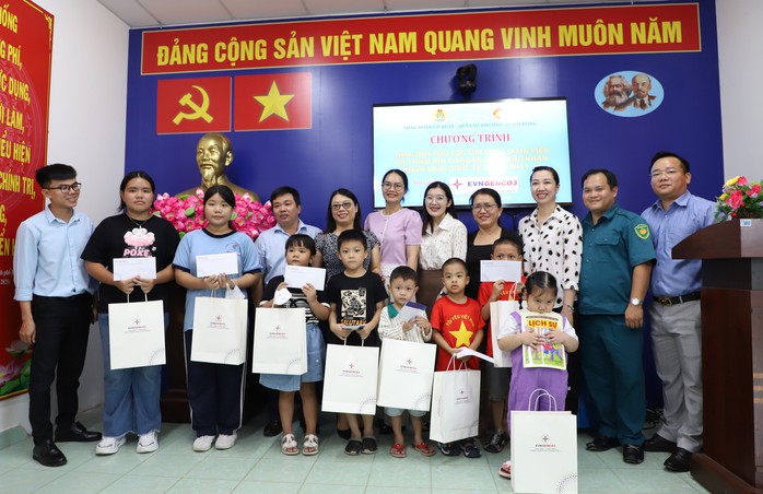 EVNGENCO3 trao 200 phần quà cho các em thiếu nhi dịp 1-6 - Ảnh 1. EVNGENCO3 trao 200 phần quà cho các em thiếu nhi dịp 1-6 - Ảnh 1.