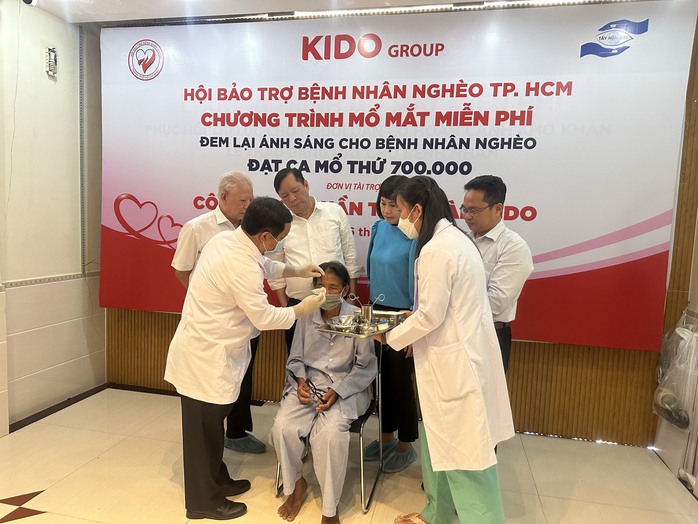 Ca phẫu thuật mắt thứ 700.000 của Hội Bảo trợ Bệnh nhân nghèo TP HCM - Ảnh 1. Ca phẫu thuật mắt thứ 700.000 của Hội Bảo trợ Bệnh nhân nghèo TP HCM - Ảnh 1.