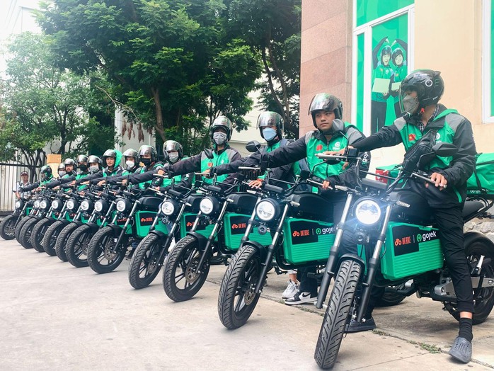 Tài xế Gojek hào hứng dùng xe điện ‘made in Việt Nam’ phục vụ khách hàng - Ảnh 1. Tài xế Gojek hào hứng dùng xe điện ‘made in Việt Nam’ phục vụ khách hàng - Ảnh 1.