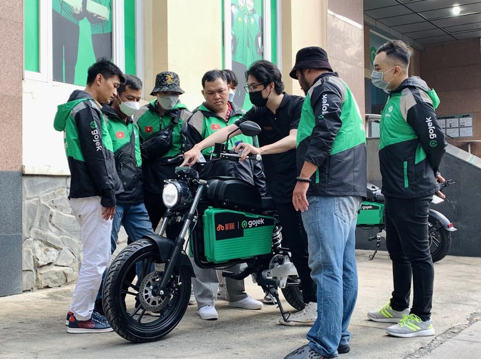 Tài xế Gojek hào hứng dùng xe điện ‘made in Việt Nam’ phục vụ khách hàng - Ảnh 2. Tài xế Gojek hào hứng dùng xe điện ‘made in Việt Nam’ phục vụ khách hàng - Ảnh 2.