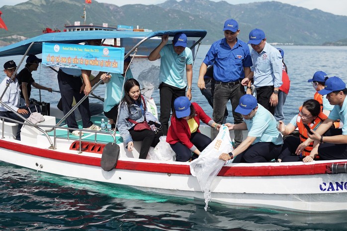 Thả hàng vạn con giống tái tạo nguồn lợi thủy sản vịnh Nha Trang - Ảnh 2.