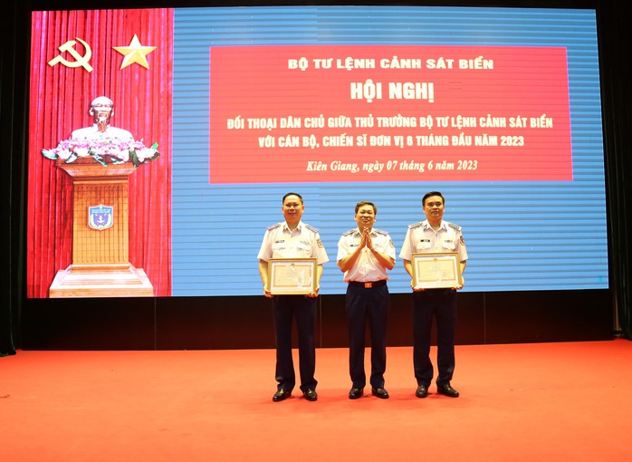 Vùng Cảnh sát biển 4 nhận phần thưởng từ Bộ Quốc phòng - Ảnh 4.