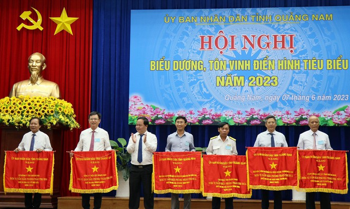 PC Quảng Nam nhận Cờ đơn vị dẫn đầu Khối thi đua Doanh nghiệp I Quảng Nam năm 2022 - Ảnh 1. PC Quảng Nam nhận Cờ đơn vị dẫn đầu Khối thi đua Doanh nghiệp I Quảng Nam năm 2022 - Ảnh 1.