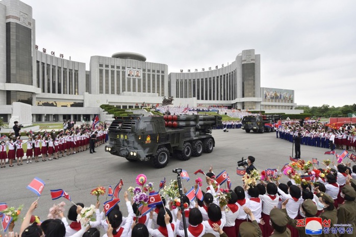 Thiếu niên Triều Tiên tặng bệ phóng tên lửa cho quân đội - Ảnh 2.