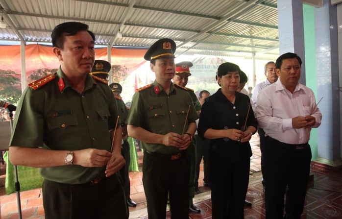 Trao Bằng Tổ quốc ghi công cho thân nhân trung tá CSGT hy sinh - Ảnh 1.