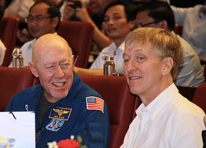 Cựu phi hành gia NASA giao lưu với hơn 1.100 học sinh, sinh viên - Ảnh 3.