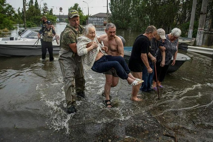 Sau vụ vỡ đập, Ukraine sốc vì không được giúp đỡ - Ảnh 1.