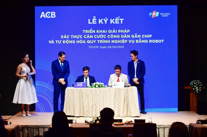 ACB cùng FPT triển khai giải pháp xác thực, tự động hóa bằng robot - Ảnh 1. ACB cùng FPT triển khai giải pháp xác thực, tự động hóa bằng robot - Ảnh 1.