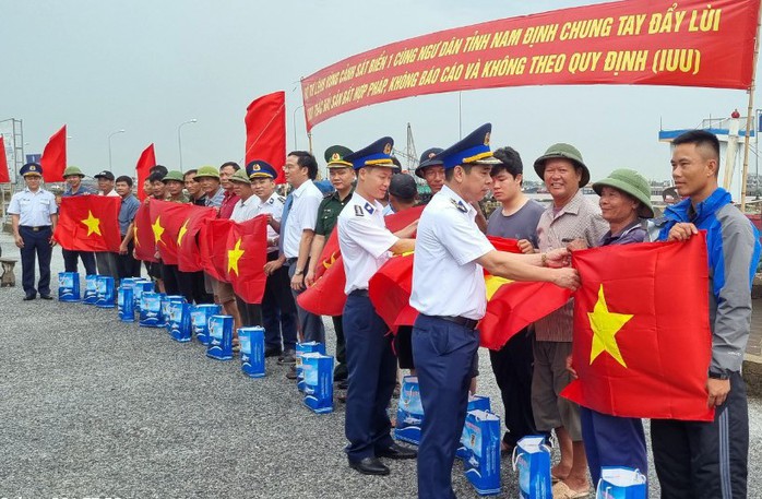 Trao tặng ngư dân Hải Hậu 1.000 lá cờ Tổ quốc  - Ảnh 2.