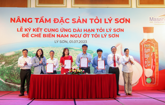 Ký kết cung ứng dài hạn tỏi Lý Sơn để chế biến Nam Ngư ớt tỏi Lý Sơn - Ảnh 1. Ký kết cung ứng dài hạn tỏi Lý Sơn để chế biến Nam Ngư ớt tỏi Lý Sơn - Ảnh 1.
