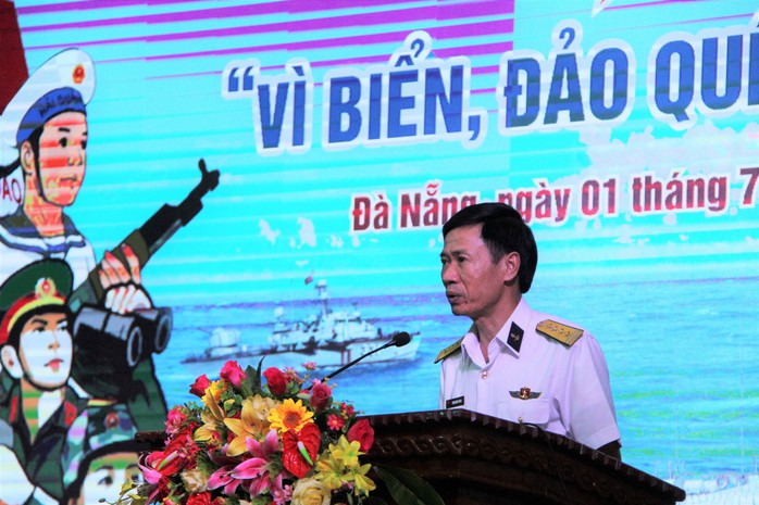 Báo Người Lao Động trao 500 lá cờ Tổ quốc tại TP Đà Nẵng - Ảnh 2.