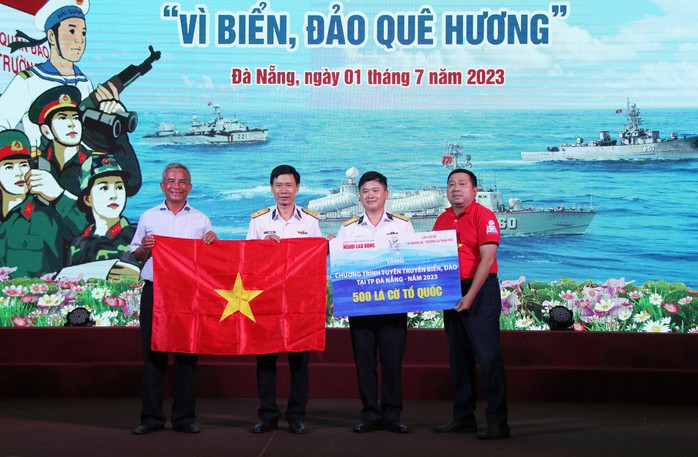 Báo Người Lao Động trao 500 lá cờ Tổ quốc tại TP Đà Nẵng - Ảnh 1.