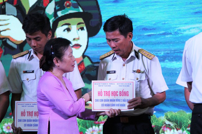 Báo Người Lao Động trao 500 lá cờ Tổ quốc tại TP Đà Nẵng - Ảnh 3.