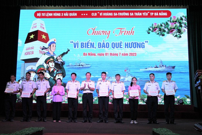 Báo Người Lao Động trao 500 lá cờ Tổ quốc tại TP Đà Nẵng - Ảnh 4.