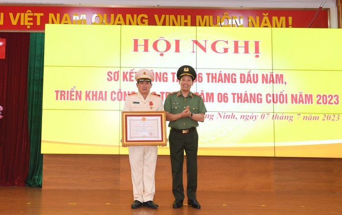 Thiếu tướng Đinh Văn Nơi nhận huân chương cao quý - Ảnh 1.