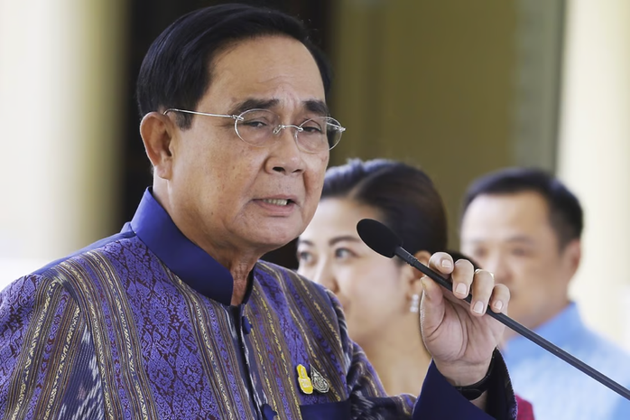 Thủ tướng Thái Lan tuyên bố rút khỏi chính trường - Ảnh 1.
