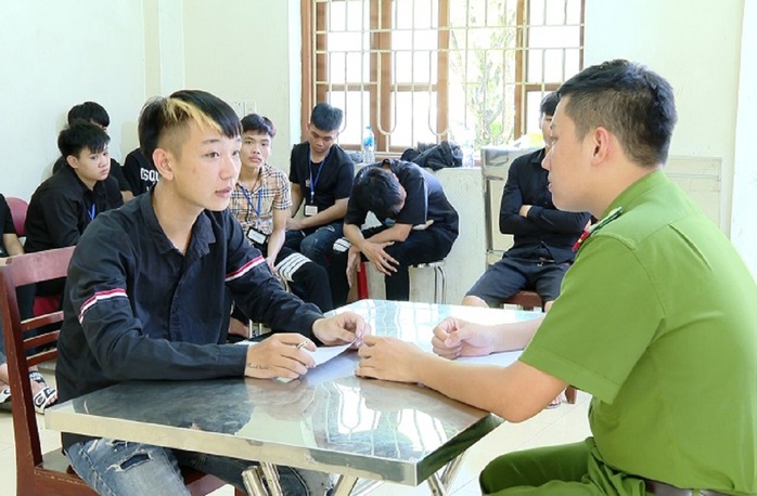 Kinh hãi 28 thanh, thiếu niên mang dao phóng lợn làm loạn đường phố - Ảnh 3.