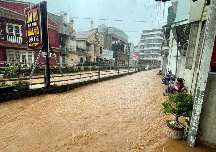 Đà Lạt hứng mưa đá, ngập nặng khắp nơi - Ảnh 4.