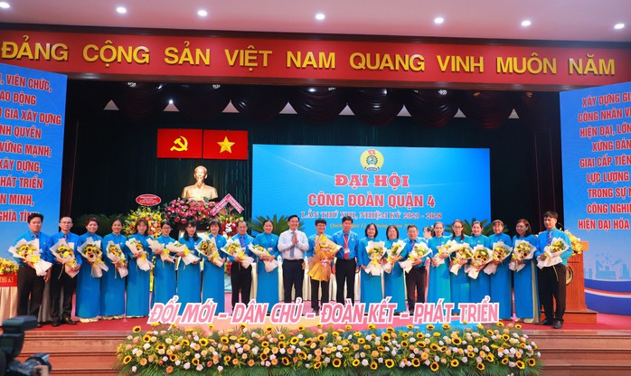 Ông Trần Văn Thanh Hùng tái đắc cử chức Chủ tịch LĐLĐ quận 4, TP HCM - Ảnh 3.