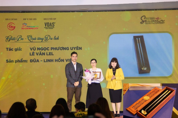 Nhiều nhà thiết kế PNJ đạt giải trong cuộc thi Thiết kế quà tặng lưu niệm - du lịch TP HCM - Ảnh 4. Nhiều nhà thiết kế PNJ đạt giải trong cuộc thi Thiết kế quà tặng lưu niệm - du lịch TP HCM - Ảnh 4.