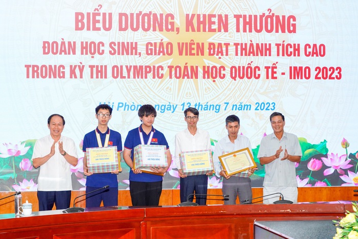 Thưởng 500 triệu đồng cho nam sinh giành HCV Olympic Toán quốc tế - Ảnh 1.