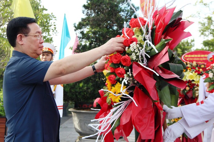 Chủ tịch Quốc hội Vương Đình Huệ dâng hương viếng các anh hùng liệt sĩ tại Huế - Ảnh 6.