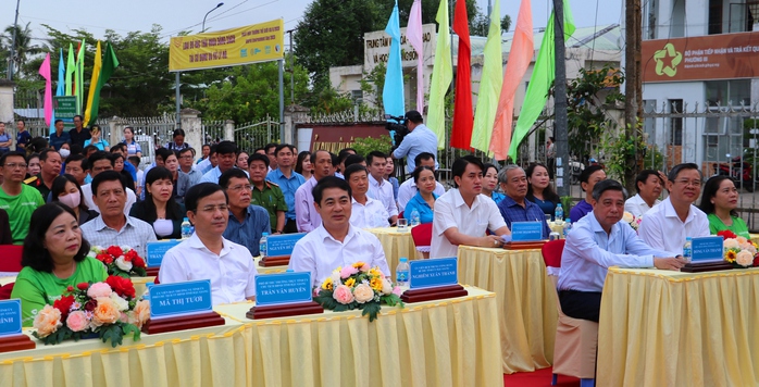 Lãnh đạo tỉnh Hậu Giang tham gia trồng cây xanh để bảo vệ môi trường - Ảnh 1.