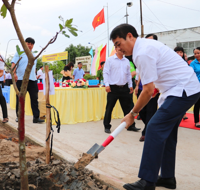 Lãnh đạo tỉnh Hậu Giang tham gia trồng cây xanh để bảo vệ môi trường - Ảnh 2.