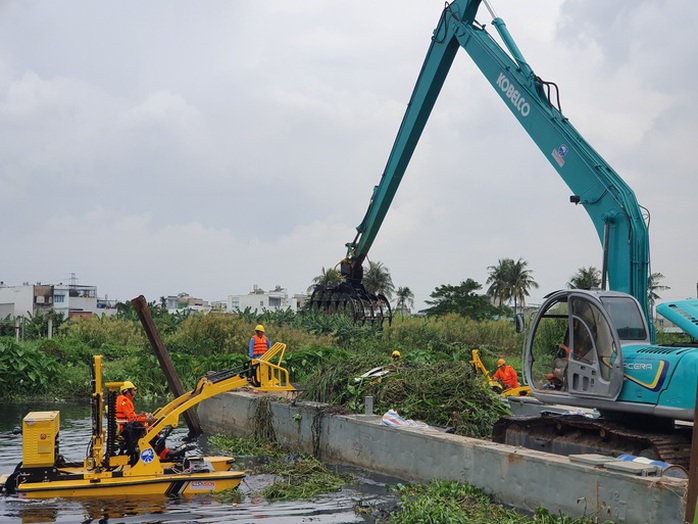 TP HCM đồng ý chi tiền tỉ thuê máy vớt rác trên sông Sài Gòn - Ảnh 1.