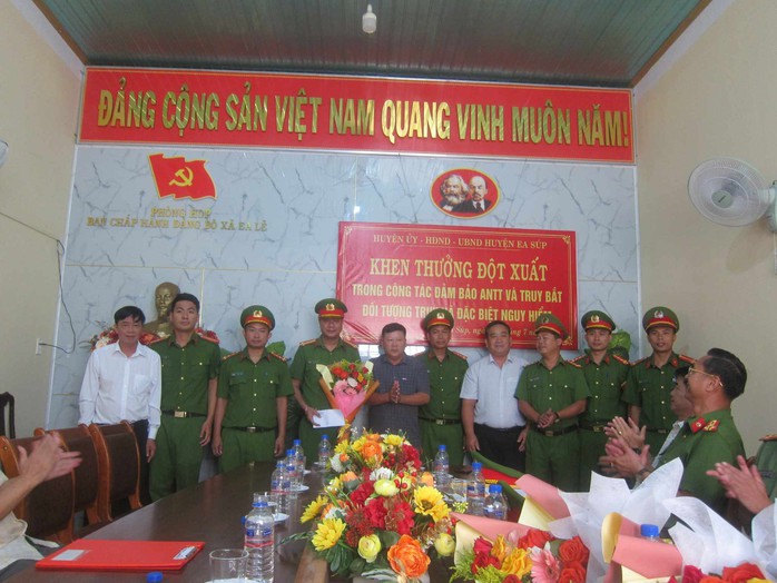 Thưởng nóng lực lượng bắt giữ 3 kẻ tấn công trụ sở xã ở Đắk Lắk - Ảnh 2.