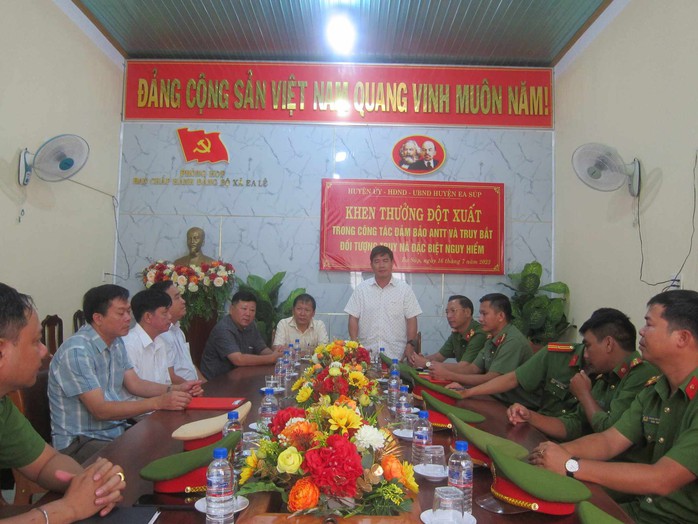 Thưởng nóng lực lượng bắt giữ 3 kẻ tấn công trụ sở xã ở Đắk Lắk - Ảnh 1.