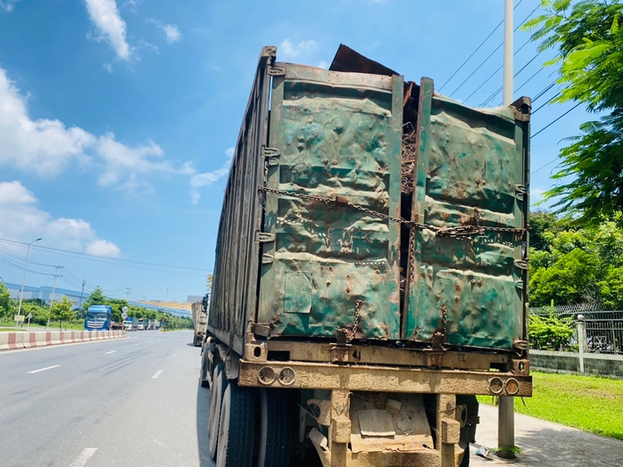 Khiếp sợ thùng container biến dạng lao trên đường ở thị xã Phú Mỹ  - Ảnh 1.