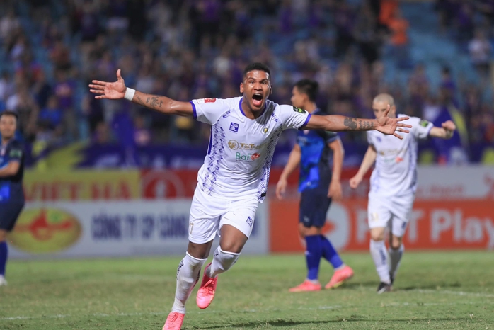 CLB Hà Nội thắng ngược TopenLand Bình Định, áp sát ngôi đầu bảng V-League - Ảnh 1.