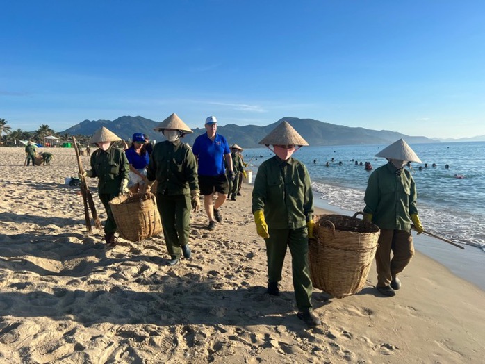 Khánh Hòa phát động chương trình “Hành động xanh - Vì tương lai xanh” - Ảnh 4. Khánh Hòa phát động chương trình “Hành động xanh - Vì tương lai xanh” - Ảnh 4.
