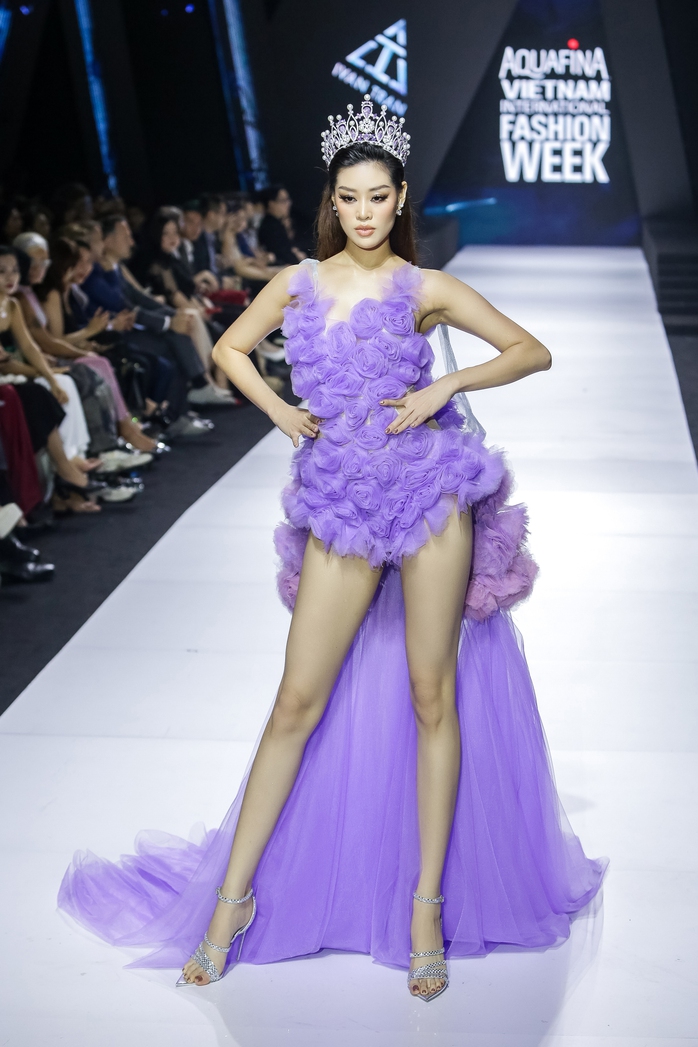 Hoa hậu Khánh Vân, Thanh Hằng khoe chân thon trên sàn diễn - Ảnh 2. Hoa hậu Khánh Vân, Thanh Hằng tỷ lệ cá cược kèo nhà cái chân thon trên sàn diễn - Ảnh 2.