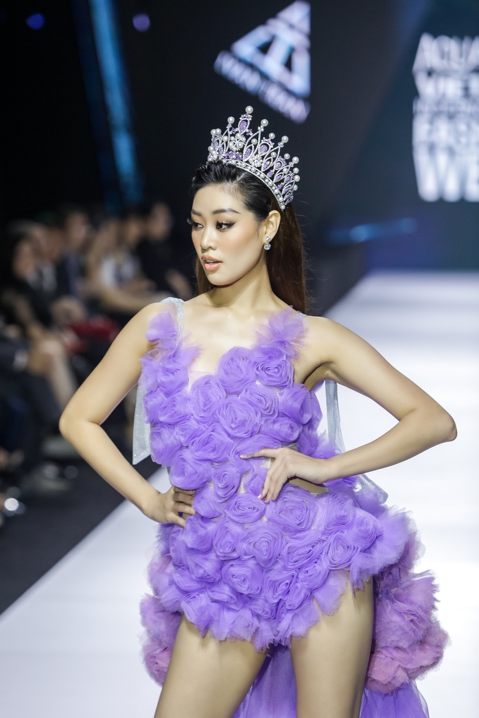 Hoa hậu Khánh Vân, Thanh Hằng khoe chân thon trên sàn diễn - Ảnh 1. Hoa hậu Khánh Vân, Thanh Hằng tỷ lệ cá cược kèo nhà cái chân thon trên sàn diễn - Ảnh 1.