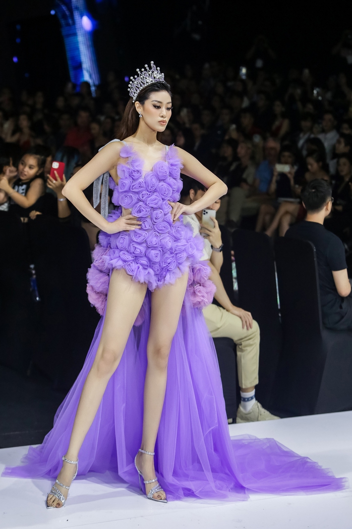 Hoa hậu Khánh Vân, Thanh Hằng khoe chân thon trên sàn diễn - Ảnh 3. Hoa hậu Khánh Vân, Thanh Hằng tỷ lệ cá cược kèo nhà cái chân thon trên sàn diễn - Ảnh 3.