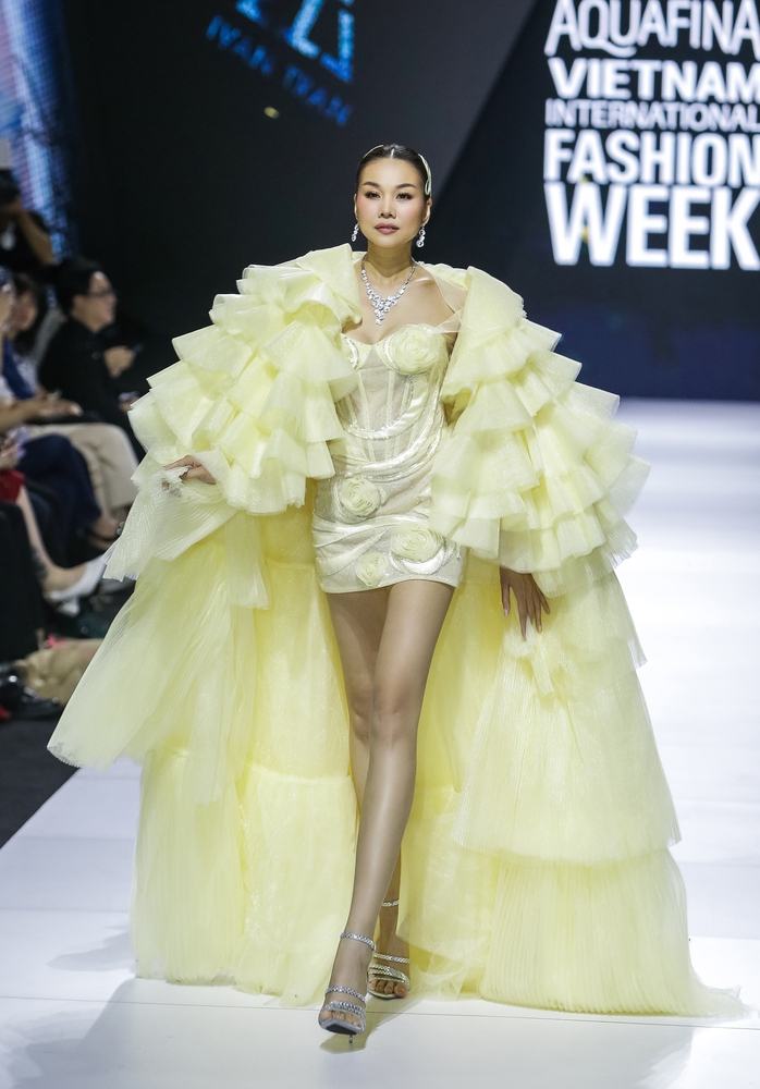Hoa hậu Khánh Vân, Thanh Hằng khoe chân thon trên sàn diễn - Ảnh 7. Hoa hậu Khánh Vân, Thanh Hằng tỷ lệ cá cược kèo nhà cái chân thon trên sàn diễn - Ảnh 7.